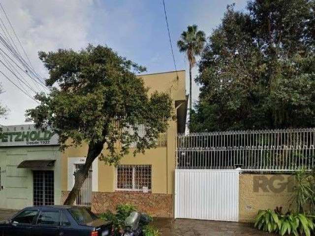 Casa comercial de 252m² de área privativa, 2 pavimentos,  com 8 salas, sendo uma com ármario sob medida, 3 banheiros, cozinha com pia em granito, lavanderia, garagem coberta com churrasqueira e pia.&l