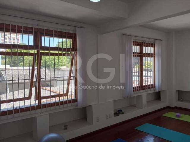 Excelente sala comercial bem arejada,  sol da manhã e silenciosa, com split, ventiladores de teto, cortinas nas janelas e 01 banheiro. Próxima de vários recursos que o Bairro oferece. Localizada próxi