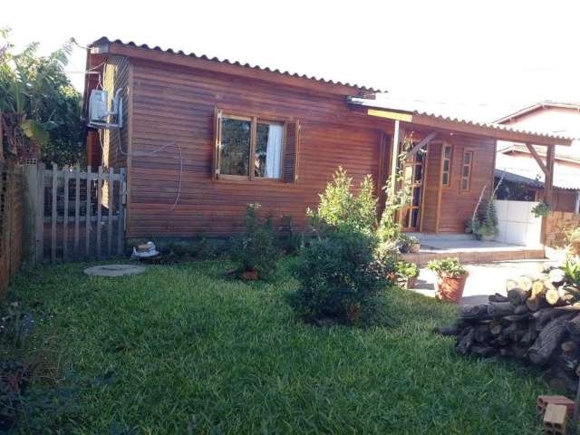 Ótima casa de madeira com alvenaria, com terreno de 10x30m ótimo acabamento , sala e cozinha integrada, banheiro, área na frente, atrás área de lazer com churrasqueira, fogão a lenha.  Todo fechado co