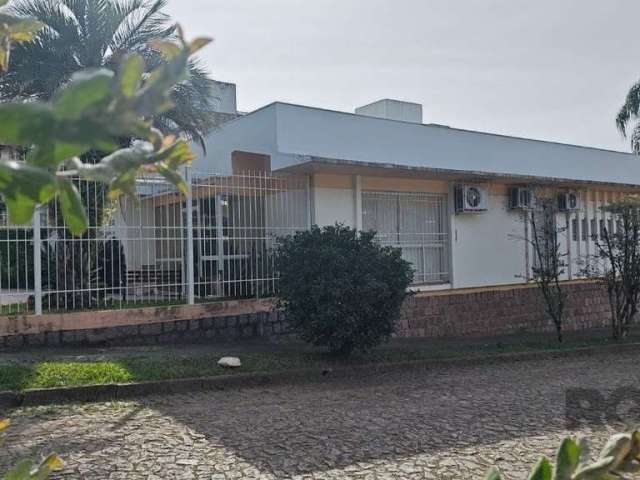 Excelente casa comercial de esquina, com clinica funcionando ,totalmente reformada ,recepção,amplo salão de espera, amplo consultório,biombo , sala de pesagem, banheiro adaptado ,circulação , banheiro