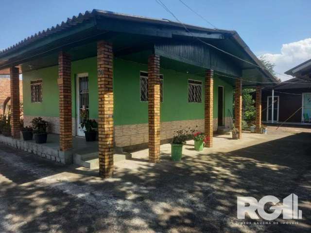 Casa à venda no bairro Lami | Terreno 20x30 com 2 casas e galpão garagem. Casa principal com 80m², conta com 2 dormitórios, sala, cozinha e banheiro. A segunda casa com 64m², com 2 dormitórios, sala e