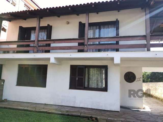 Ampla residência, com 481,85m², conta com 7 dormitórios, sendo 02 suítes, sala de estar e jantar com conceito aberto, sacada, churrasqueira, área de serviço separada, garagem coberta para 4 carros, al