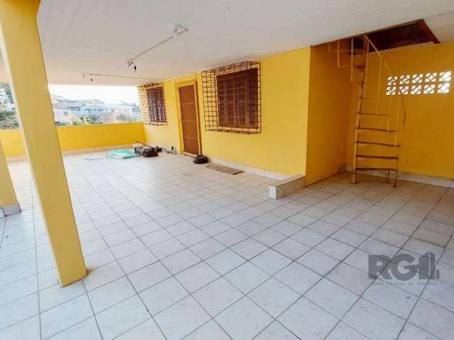 Terreno no bairro Gloria com casa de alvenaria não averbada, dividida em 5 aptos que podem ser locados, lugar alto, rua pavimentada, próximo a av. Oscar Pereira.  A casa conta ainda com um pátio later