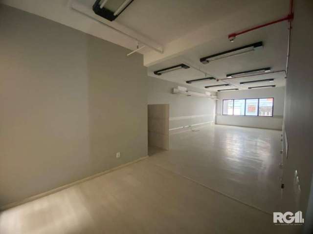 SALA COMERCIAL COM 39m² PARA VENDA, COM DIVISÓRIAS E 1 BANHEIRO. &lt;BR&gt;CONDOMINIO COM PORTARIA, 2 ELEVADORES, HALL DE ENDRADA, GARANTINDO CONFORTO E SEGURANÇA. LOCALIZADO NA CIDADE BAIXA, NA RUA D