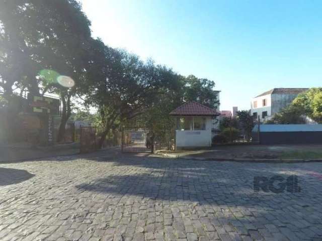 IMÓVEL REFORMADO - Excelente apartamento, frente/lateral no 4º andar com 2 dormitórios, sala de estar e jantar, cozinha, área de serviço e banheiro social, possui uma vaga de garagem rotativa, podendo