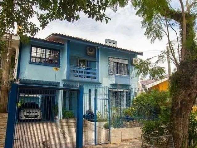 Libertas Imobiliária aluga!&lt;BR&gt;Ótima casa / sobrado no Jardim Itú, com 2 pavimentos, de 4 dormitórios e 3 vagas. &lt;BR&gt;Possui no andar térreo: hall de entrada, sala de estar com lareira, sal