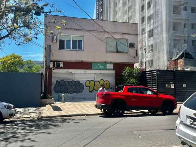 Vende apartamento de 02 dormitórios, sala, cozinha, banheiro e área fechada.&lt;BR&gt;01 lance de escada, bairro com toda infra estrutura, comércios, supermercados, farmácias e Shopping. 300 m da Shop