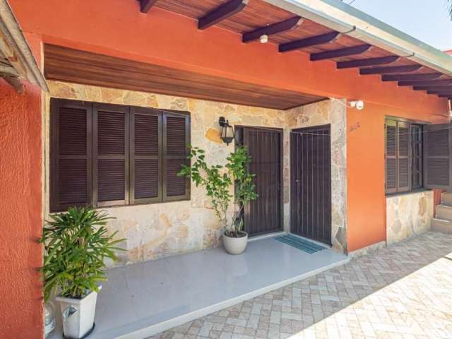 Vendo casa 3 dormitórios, 2 vagas, com piscina no Parque Santa Fé 180m² com lareira, churrasqueira, área gourmet, cozinha mobiliada, jardim, portão eletrônico, bem localizada ótima posição solar. Fina