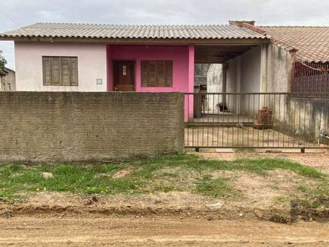 Ótima casa de alvenaria com garagem ao lado, com terreno medindo 10x30,  com edícula em construção atrás. Bem arejada e amplo espaço, terreno todo fechado com muro e portão. Boa localização aceita neg