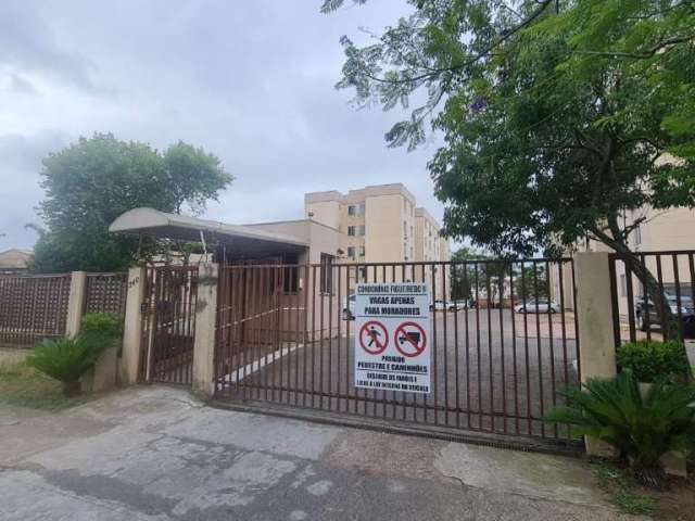 Apartamento de 2 dormitórios, semi-mobiliado, com uma vaga. Localizado no Condomínio Figueiredo II, com apenas um lance de escada. O condomínio conta com uma charmosa praça, salão de festas para comem