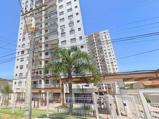 Vende-se excelente apartamento semi-mobiliado, com 81m² e 3 dormitórios, sendo 1 deles suíte. O imóvel possui churrasqueira, sol da manhã e 2 vagas de garagem. O prédio ainda conta com portaria 24h, 2