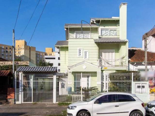 Casa semi mobiliada com aproximadamente 322m² privativos com 3 suítes, sendo duas suítes americanas. Suíte master com closet e sacada. Você pode contar também com um amplo living em 2 ambientes e com 