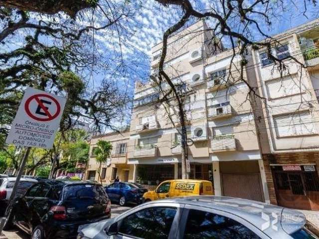 VENDE NO BAIRRO FARROUPILHA, APARTAMENTO GARDEN,DE FRENTE COM TRÊS DORMITÓRIOS, SENDO UM SUITE, SALA, COZINHA, AREA DE SERVIÇO, DEPENDENCIA DE EMPREGADA, ELEVADOR E UMA VAGA DE GARAGEM. 4 TERRAÇOS&lt;