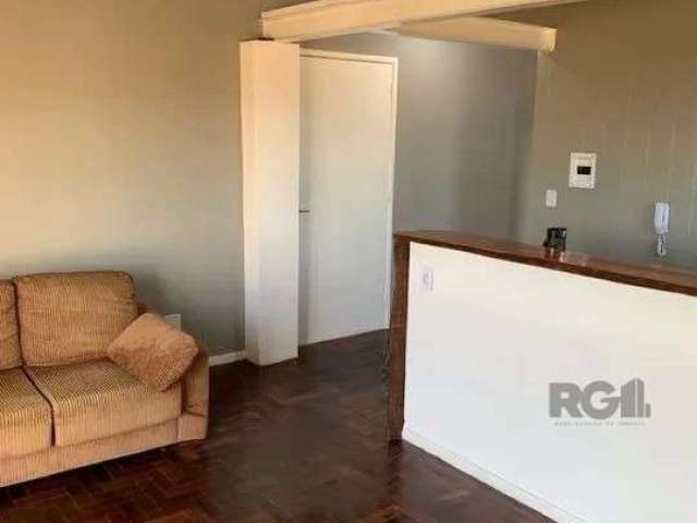 Apartamento localizado no 4º pavimento, em um prédio tranquilo e bem situado. Este imóvel, de fundos e com uma posição privilegiada à esquerda de quem observa o prédio, oferece uma área privativa de 4