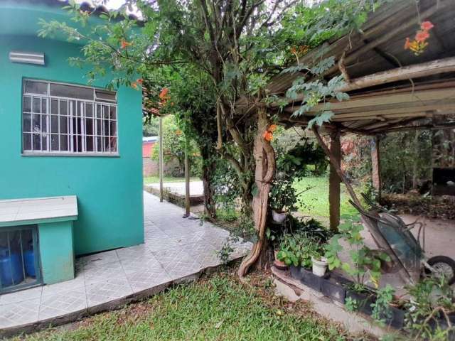 Casa com pátio extenso no bairro Vila Nova. &lt;BR&gt;03 dormitórios, living 02 ambientes com lareira, banheiro, cozinha, área de serviço, para 01 carro coberta  e na parte externa da casa  14 carros.