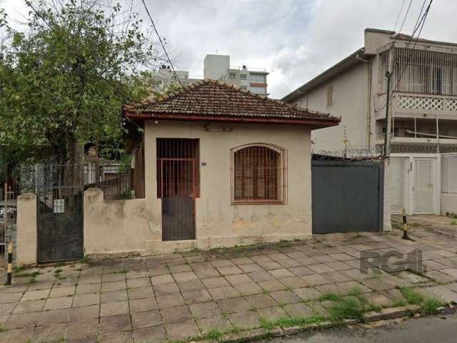 TERRENO COM CASA ANTIGA PRECISANDO DE MUITAS REFORMAS. &lt;BR&gt; TERRENO COM 11 X 44