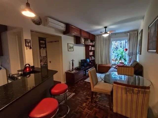 Este impecável apartamento de 1 dormitório está localizado na Rua Mariland, no coração de um dos bairros mais desejados de Porto Alegre, o Mont' Serrat. &lt;BR&gt;&lt;BR&gt;Totalmente reformado, semim