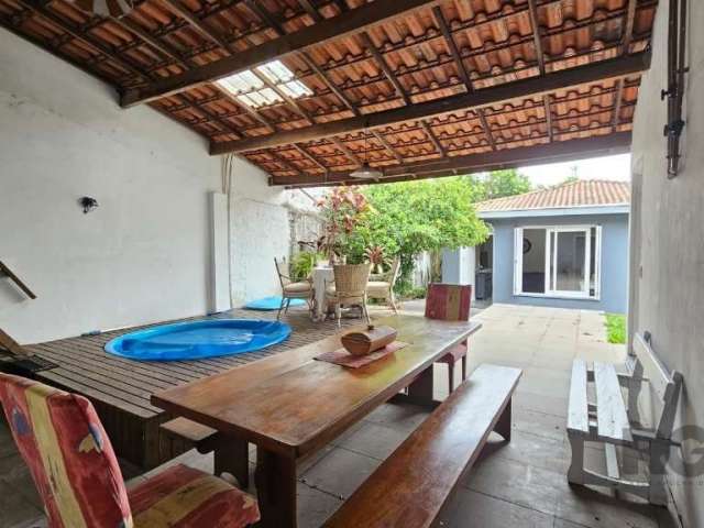 Casa com sala ampla, cozinha americana e sala de jantar, lavabo, 3 quartos suítes. Nos fundos, dependência completa,  área de serviço, churrasqueira e pequena piscina com aquecimento solar e hidromass