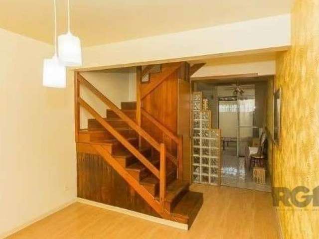 Libertas Imobiliária aluga!&lt;BR&gt;Ótima casa no Condomínio Jardim Lírius, no Humaitá, de 3 pavimentos, semi mobiliada, com 3 dormitórios, infra e vaga. Possui no andar térreo: sala, lavabo, cozinha