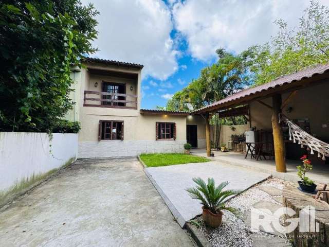 Casa à venda na Zona Sul de POA | Localizada em um bairro conhecido pela tranquilidade e proximidade com a natureza, rodeado por mata nativa e encantadores caminhos rurais, esta casa oferece o equilíb