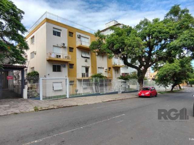 Apartamento de 2 quartos, 82,28 m2 privativos, sala, banheiro social, cozinha com móveis planejados, dependência de empregada e banheiro auxiliar, posicionado no quarto andar três lances de escada. Co