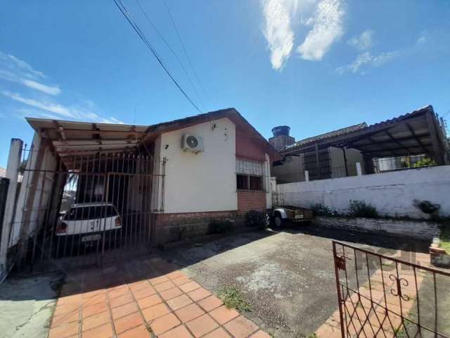 Casa residencial com 110m² no bairro Jardim Sabará.&lt;BR&gt;&lt;BR&gt;Imóvel semi mobiliado, 3 dormitórios, banheiro com box de vidro, ventilador de teto, split, amplo pátio com churrasqueira. Possui