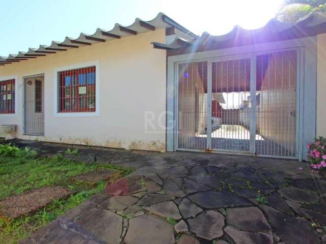 Ótima residência em Ipanema, localizada a uma quadra do calçadão de Ipanema e apenas&lt;BR&gt;três quadras do Zaffari. Possui amplo living com lareira, 3 dormitórios sendo uma suíte,  2 banheiros, coz