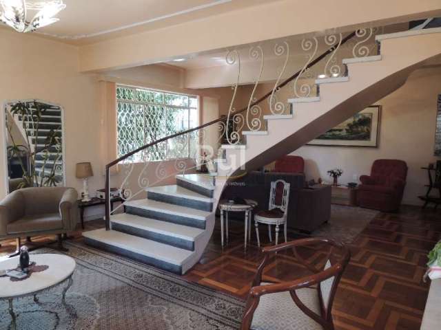 Casa 3 dormitórios com dois pavimentos.  Aristocratica Residência. Nível superior com dois dormitórios e um banheiro. No andar térreo uma sala com 3 ambientes e lareira, um dormitório,  cozinha, copa,