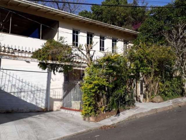 Casa com três dormitórios, quatro banheiros e três vagas na garagem no bairro da Ponta Grossa em Porto Alegre.,   &lt;BR&gt;é uma casa sobrado de rua sem saída vista perene sol o dia todo,  piscina, l