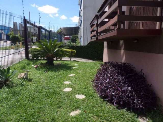 Ótimo apartamento, 1 dormitório com sacada, desocupado, amplo living, cozinha e área de serviço separada, 1 vaga de garagem coberta. Apartamento ensolarado. Edifício pequeno, muito bem localizado.Imóv