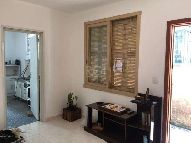 Terreno muito bem  localizado para comercio ou moradia.&lt;BR&gt;Casa em alvenaria, 01 dormitório, cozinha ampla, banheiro social, living 01 ambiente. Com pátio amplo. &lt;BR&gt;Entre em contato e sai