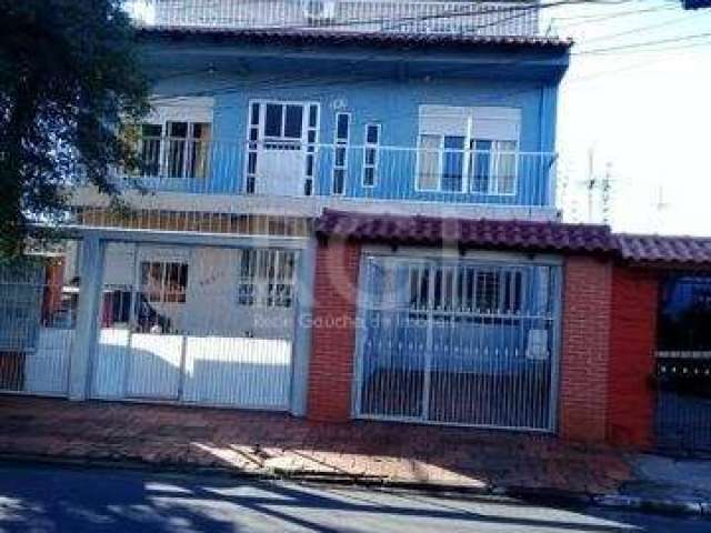 SOBRADO 8 DORMITORIOS 4 VAGAS COBERTAS &lt;BR&gt;Possui 440m², 3 andares, 8 quartos (dormitórios) sendo 3 suítes e 1 com hidromassagem, 7 banheiros, 2 cozinhas rústicas, varanda, 3 churrasqueiras, are