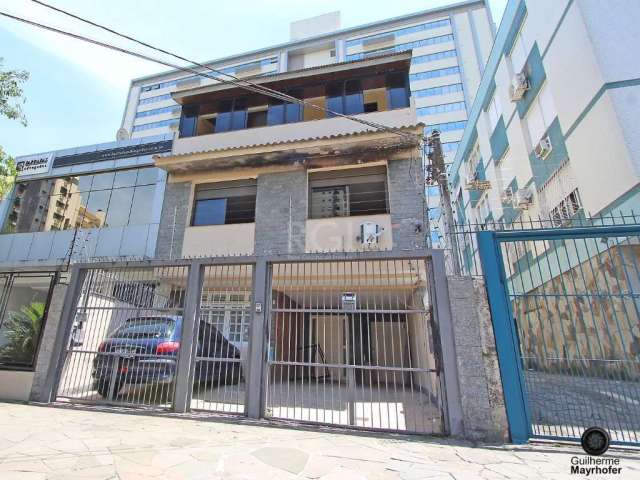 Ótimo sobrado no Menino Deus, tanto comercial quanto residencial. Possibilidade de residir até 3 familias (uma por andar). Possui 300m² de área construída, divididos em 3 andares. No térreo possui: 2 