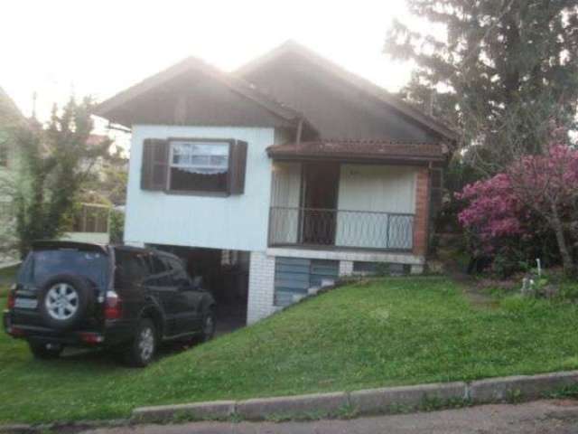 Casa com 4 (quatro) dormitórios no Centro de Nova Petrópolis. Ótimo imóvel, amplo, com suíte, living para 02 ambientes, área de serviço, 01 banheiro social, lareira, churrasqueira, jardim, em ótimo es