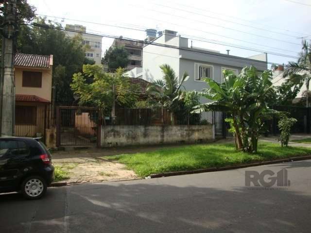 Ótimo terreno em Porto Alegre/Rs, no bairro Chácara das Pedras. Imediações da rua Moema. Em ótima localização e com uma casa antiga. Inventário pronto. Aceita negociação. Venha conhecer!