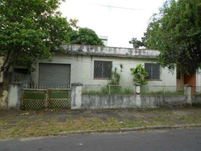 Casa em alvenaria, precisando de reformas no bairro Vila Ipiranga. Possui 03  dormitórios, com área privativa de 84,60m². O terreno mede 15,40m² x 12,50m². Ideal para construir. Excelente para comérci