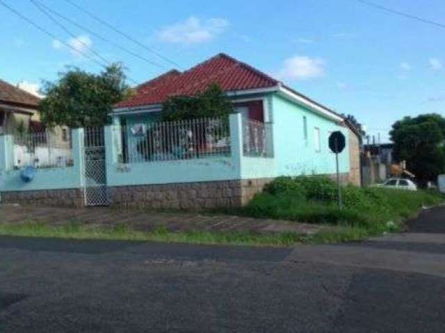 Casa de 3 dormitórios, no bairro Medianeira. Terreno de 11 x 28, com living de 2 ambientes, banheiro social, cozinha e área de serviço. Outra edificação nos fundos do terreno com 1 dormitório, com ban