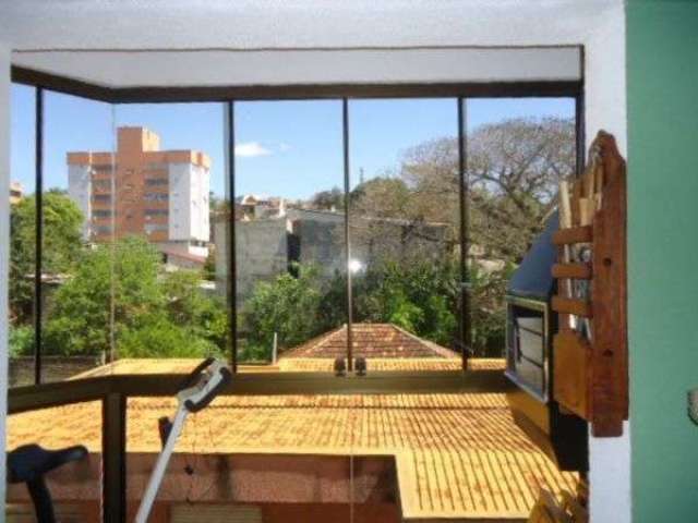 Apartamento de 2 (dois) dormitórios, no Bairro Partenon. Living para 2 ambientes, sacada com churrasqueira, estar íntimo, sala de jantar, 1 banheiro social, cozinha montada, área serviço, 1 vaga de ga