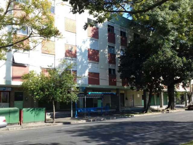 Ótimo apartamento de 2 dormitórios no bairro Partenon, próximo a CEEE, 1 lance de escada, living de 2 ambientes, cozinha, banheiro social, e área de serviço, fácil acesso a PUC e UFRGS.   Obs. o prédi