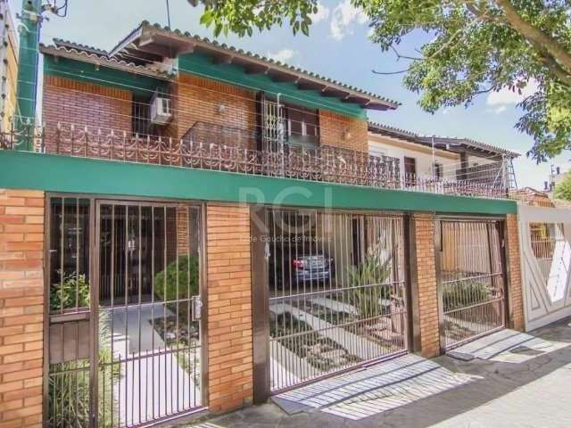 Casa 3 dormitórios, sendo 3 suites, 2 master, semi mobiliada.&lt;BR&gt;Excelente residência de 3 amplas suítes,  sendo 2 Master com amplo closet e sacada, a 3ª suite ampla - living de 3 ambiantes, est