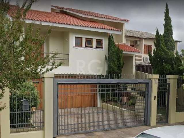 Casa no bairro Jardim Planalto localizada a 5 minutos do Shopping Iguatemi e parque Germânia. 4 dormitórios, sendo 2 suítes com sacada e com hidro no quarto de casal, living com lareira para 3 ambient