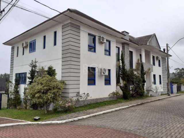 Linda Casa de alto padrão, localizada no condomínio Mirante do Lago, com 4 suítes, 5 vagas de garagens, escritório, estúdio, sala de jogos, mezanino, piscina interna, espera para sótão, canil, churras