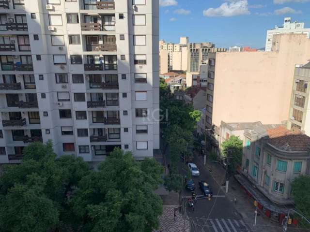 Ótimo apartamento em Porto Alegre no Centro Histórico, amplo com 3 dormitórios mais dependência de empregada, living 03 ambientes, cozinha, área de serviço, sacada na sala e no dormitório principal.Ap