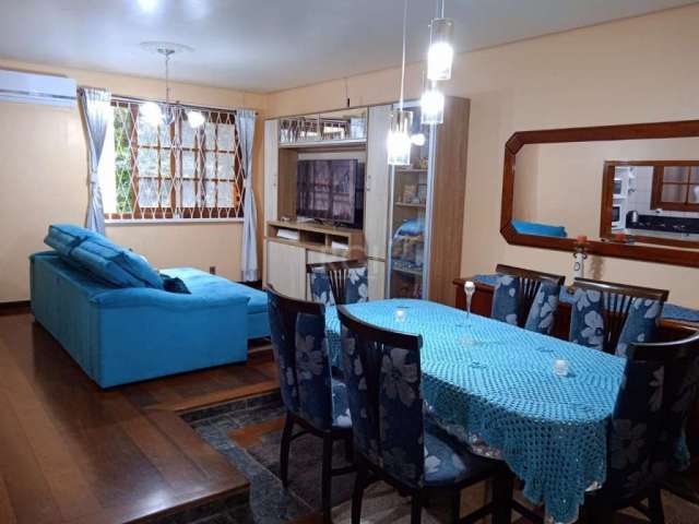 Apartamento 3 dormitórios, 1 vaga, bairro Petrópolis                 &lt;BR&gt; &lt;BR&gt;Apartamento semi-mobiliado, todo reformado, possui amplo living de estar e jantar, com ar-condicionado SPLIT, 