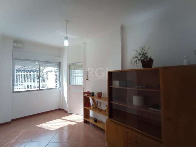 vende apartamento de  02 dormitórios, de frente, living 02 ambientes, sala de estar e jantar, banheiro social, ampla cozinha com área de serviço separados, jardim de inverno, amplo terraço.