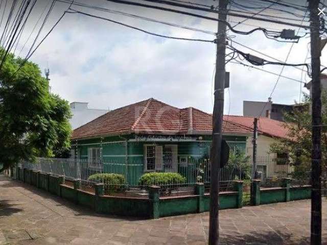 PORTO ALEGRE - Casa Padrão - São Geraldo&lt;BR&gt;Casa de alvenaria, muito bem localizada, de esquina, terreno 15 x 22 com 320m² área total e 200m² de área privativa, orientação solar em todos os lado