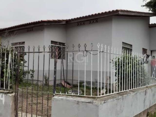 Casa de esquina no bairro Hípica com 4 dormitórios, living amplo, 2 banheiros, edícula, pátio,  2 vagas de garagem. Parada de ônibus na frente. Aceita financiamento. Agende uma visita e surpreenda-se.