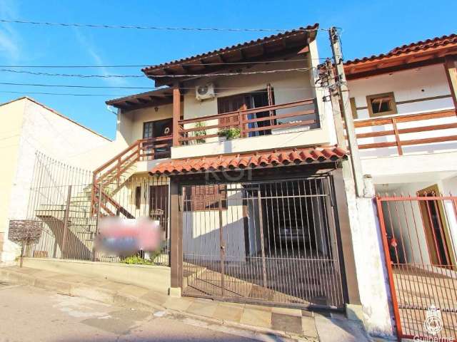 Casa/Sobrado com 5 dormitórios, 3 banheiros, sendo um com banheira de hidromassagem, 2 cozinhas, 5 livings amplos (3 no segundo pavimento e 2 no primeiro pavimento), espaço gourmet com churrasqueira, 