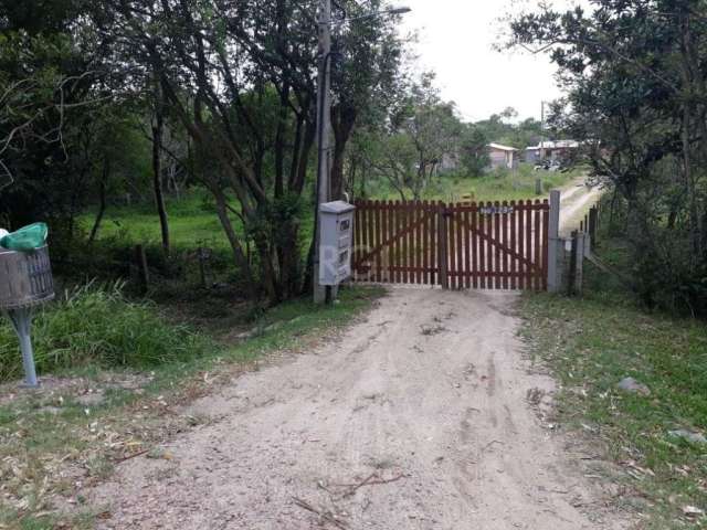 Terreno no Bairro Lami,  25 m x 56 m,  todo murado, plano, pronto para construir, encontra-se em um local privilegiado, junto a natureza, próximo a vários balneários. Estuda carro no negócio. O Terren