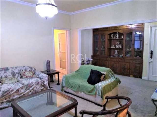 Amplo apartamento de 3 (três) dormitórios no Centro Histórico, frente com sacada, living 3 ambientes, lavabo, dependência completa e uma vaga de estacionamento. Prédio com portaria 24hs, playground, c